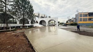 เทพื้นคอนกรีตกระทุ่มแบน