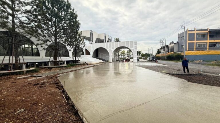 เทพื้นคอนกรีตกระทุ่มแบน